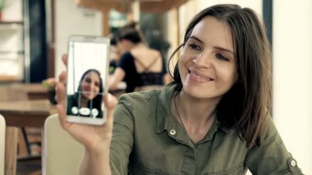 Woman taking selfie photo — Stock Video