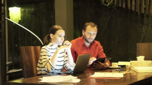 Zakelijke paar met tablet pc en laptop — Stockvideo