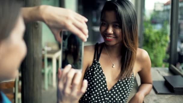 Mädchen fotografieren mit Handy — Stockvideo