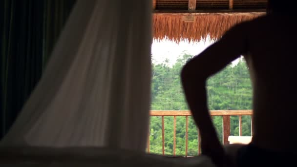 Homme se réveillant et se réveillant sur la terrasse — Video