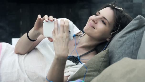 Mujer escuchar música en el teléfono celular — Vídeos de Stock