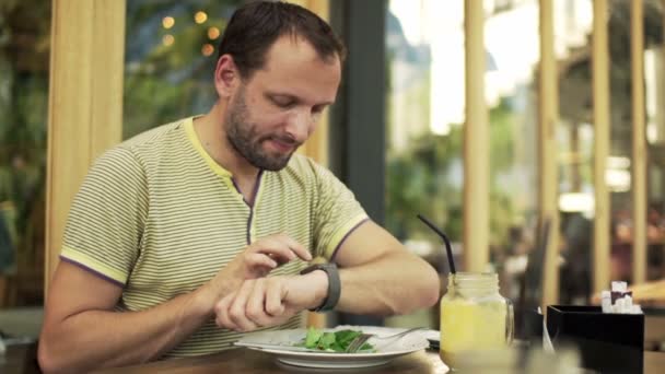 Hombre con smartwatch beber bebida — Vídeos de Stock