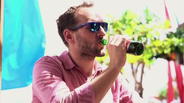 Uomo che beve birra al bar — Video Stock