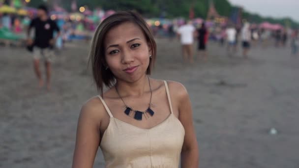 Молодая женщина на пляже — стоковое видео