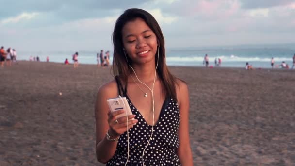 Asiatisk kvinna lyssnar musik — Stockvideo