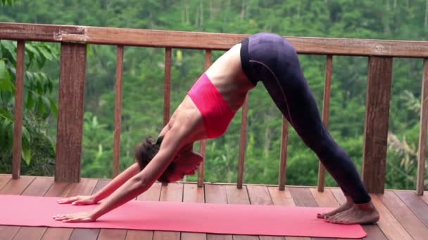 Junge Frau in Yoga-Pose — Stockvideo