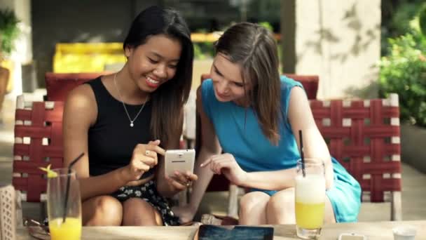 Девушки со смартфоном в кафе — стоковое видео