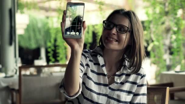 Mujer tomando foto selfie con smartphone — Vídeos de Stock