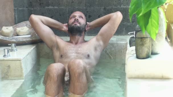 Jovem relaxante na banheira — Vídeo de Stock