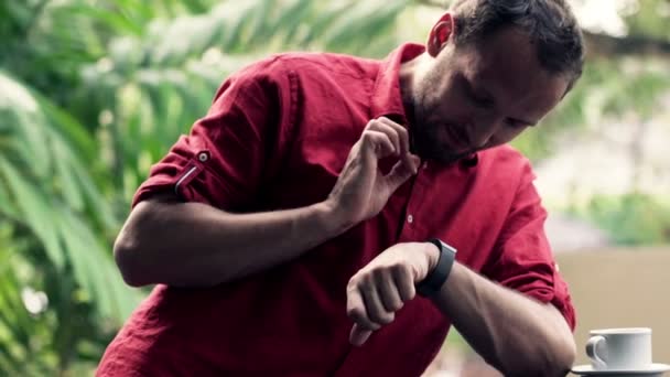 Homme avec smartwatch boire du café — Video