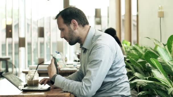 Hombre con smartphone y portátil — Vídeos de Stock