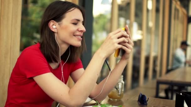 Mulher ouvir música — Vídeo de Stock