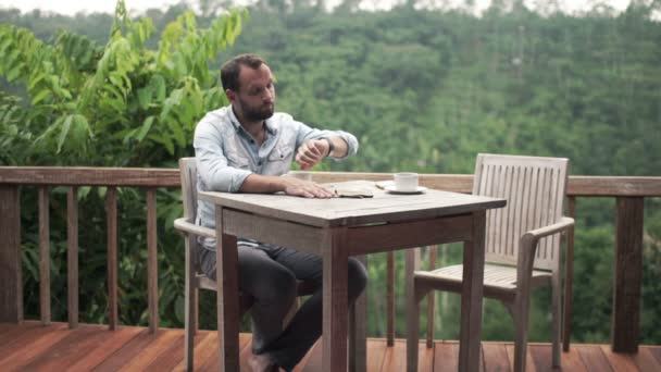 Hombre esperando en terraza — Vídeos de Stock