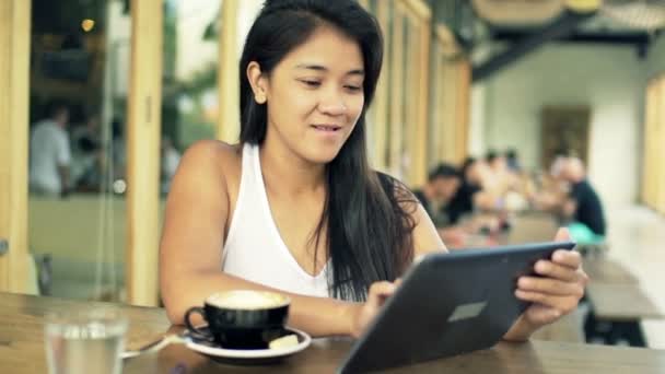 Studente donna che fa i compiti con computer tablet — Video Stock