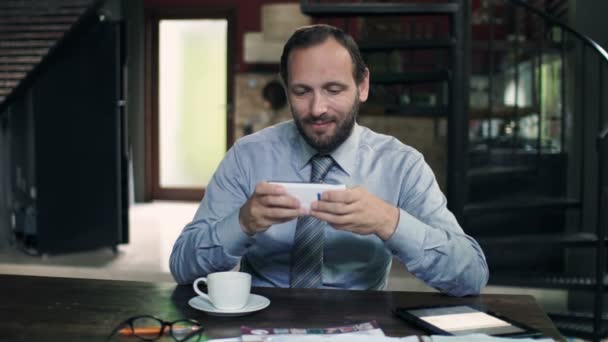 Homme d'affaires jouer jeu sur smartphone — Video