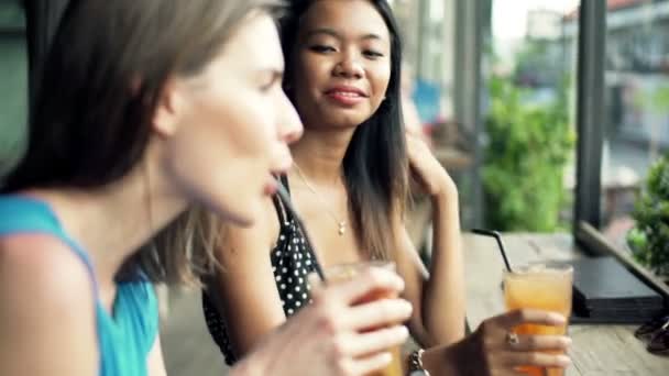 Novias bebiendo cócteles — Vídeos de Stock