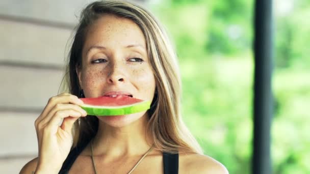 Junge, hübsche Frau isst Wassermelone — Stockvideo