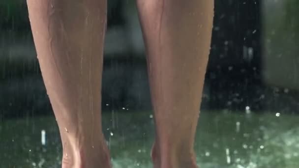 Закрыть женские ноги во время душа — стоковое видео