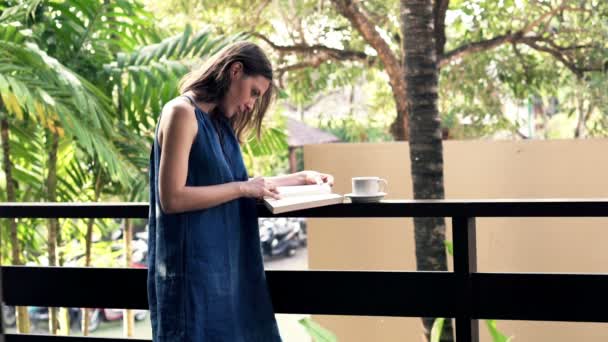 阅读本书，喝咖啡的女人 — 图库视频影像