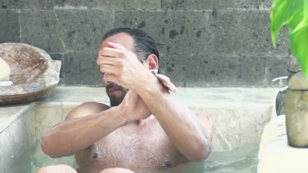 Hombre lavando su cuerpo en la bañera en el baño — Vídeo de stock