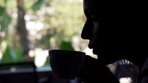 Frau probiert Kaffee — Stockvideo