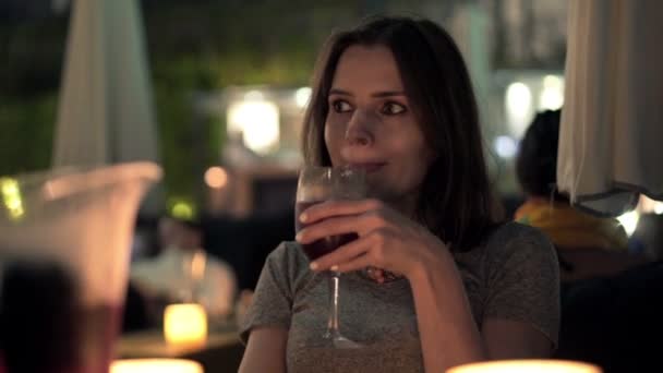 Mujer bebiendo vino tinto — Vídeo de stock