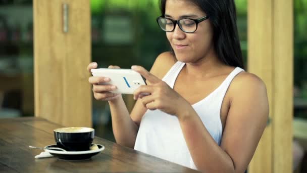 Mujer tomando fotos de café con teléfono celular en la cafetería — Vídeos de Stock