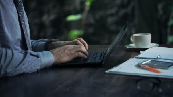 Zakenman werkt aan laptop — Stockvideo