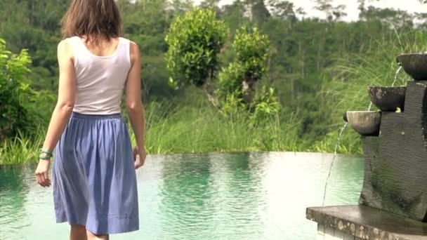 Mujer estirando sus brazos por la piscina — Vídeo de stock