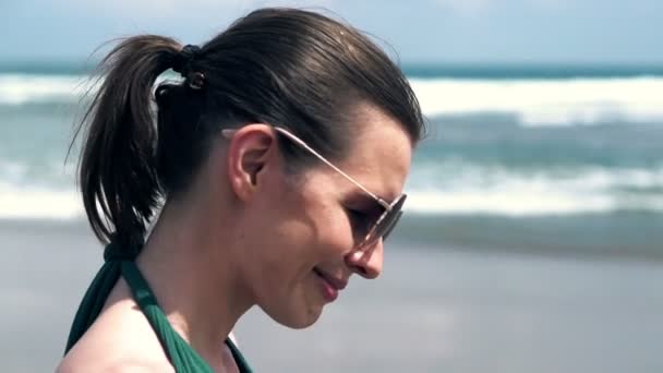 Mujer feliz en la playa — Vídeo de stock