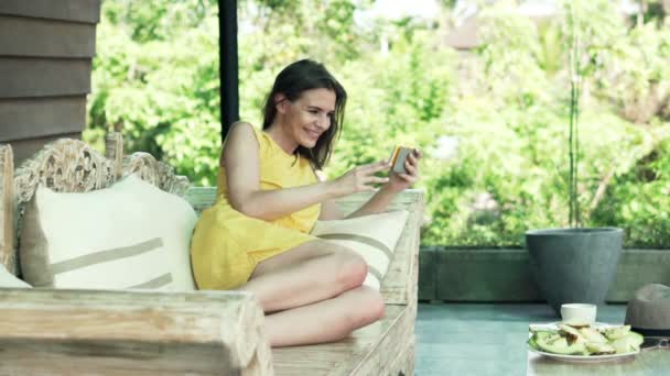 女人在智能手机上观看的电影 — 图库视频影像