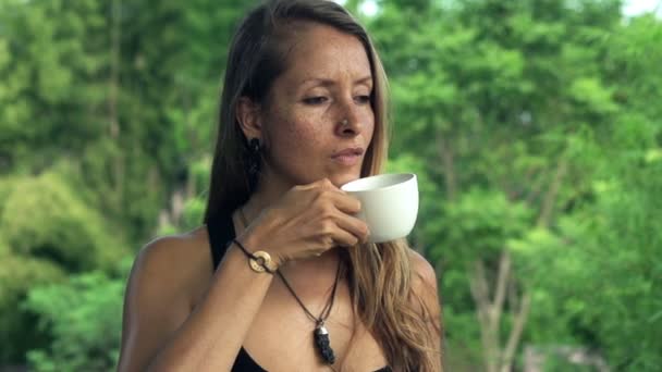 Femme chère buvant du café dans le jardin — Video