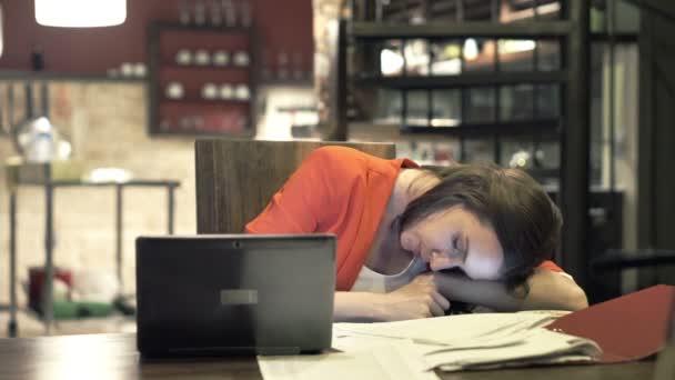 Επιχειρηματίας που κοιμάται στο τραπέζι — Αρχείο Βίντεο