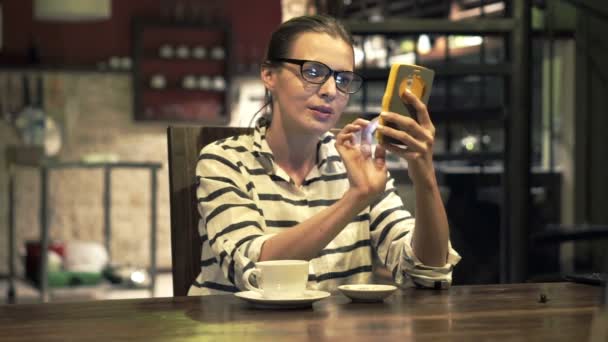 Mujer con smartphone en la cocina — Vídeos de Stock