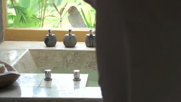 Az ember besétál a fürdőszobában fürdőkád — Stock videók
