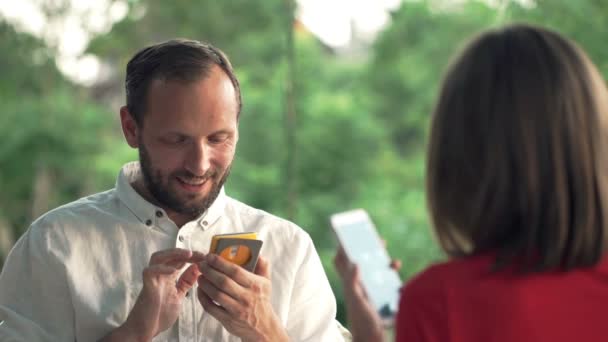 Couple utilisant des smartphones — Video