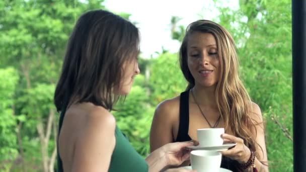 Copines boire du café tout en se tenant sur la terrasse — Video