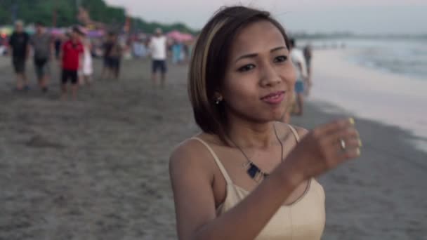 Plaj boyunca yürüyen genç kadın — Stok video