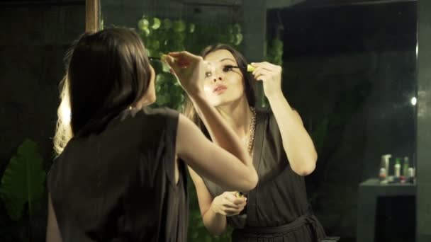 Femme appliquant le mascara sur les cils — Video