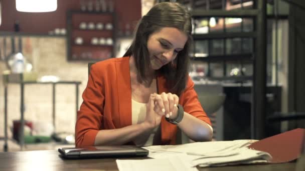 Mulher de negócios usando smartwatch — Vídeo de Stock