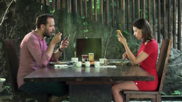 Jeune couple utilisant des smartphones — Video