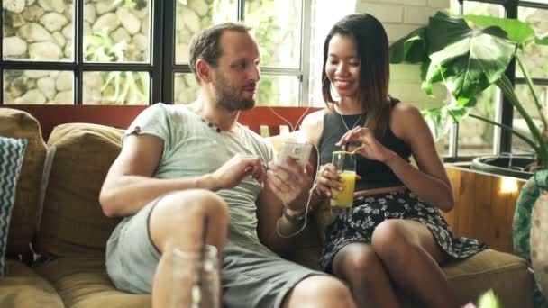 Pareja hablando y escuchando música — Vídeos de Stock