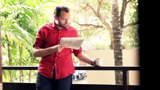 Hombre leyendo el periódico y tomando café — Vídeo de stock