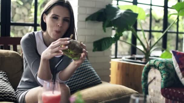 Empresária comer sanduíche saboroso — Vídeo de Stock