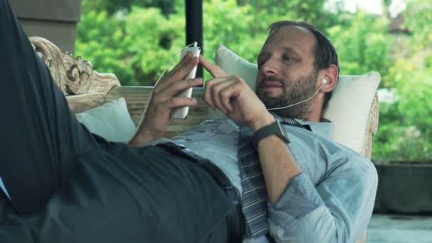 Homem de negócios cantando música — Vídeo de Stock