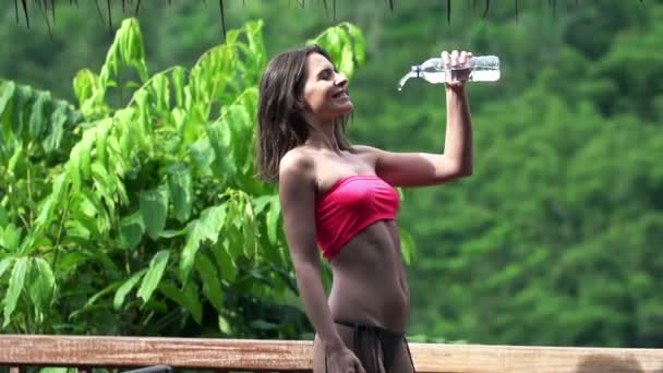 Donna versando acqua sul suo corpo sulla terrazza — Video Stock