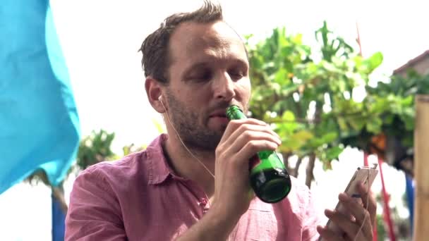 Homem ouvir música e beber cerveja — Vídeo de Stock