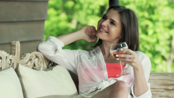 Vrouw drinken drank op terras — Stockvideo