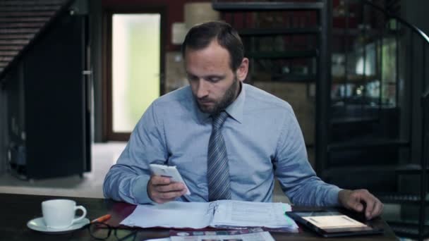 Homme d'affaires travaillant avec tablette et documents — Video