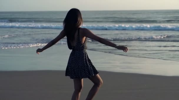 Mujer bailando en la playa — Vídeo de stock